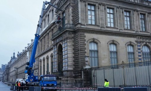 Монтираха метални решетки на прозорците на Лувъра