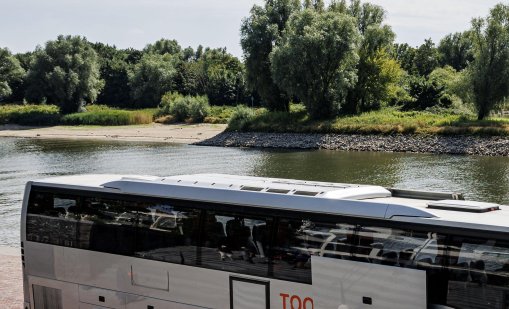 Двама загинаха, близо 25 са ранени при автобусна катастрофа в Германия