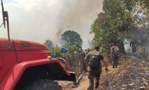 Пожар във вилна зона край Бургас, евакуират жителите