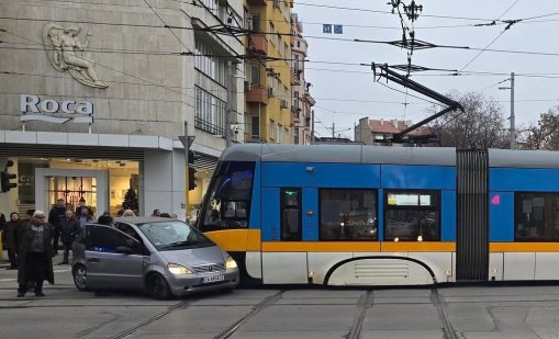 Трамвай и кола се удариха пред Централните хали 