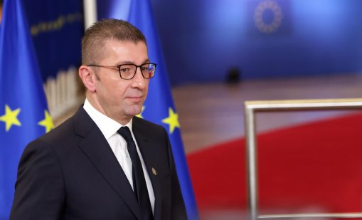Мицкоски продължава да изисква, но започна и да прикляка за ЕС