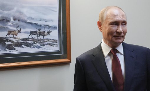 Краката на Путин конвулсираха подозрително: Носи ли екзоскелет, за да е по-висок? ВИДЕО