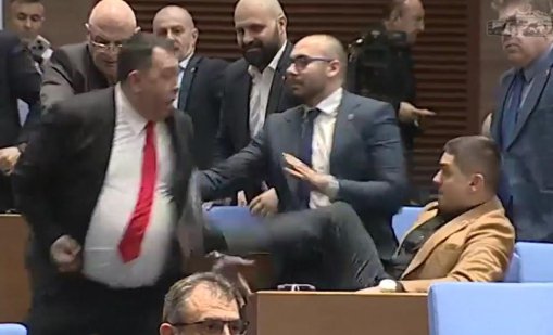 Скандали и шутове в пленарна зала между Радостин Василев и Гюнай Далоолу ВИДЕО