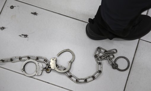 Майка на 10 деца заключила жена за близо 30 г., за да ѝ бъде робиня