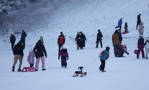 В планините е сравнително топло, на места превалява сняг