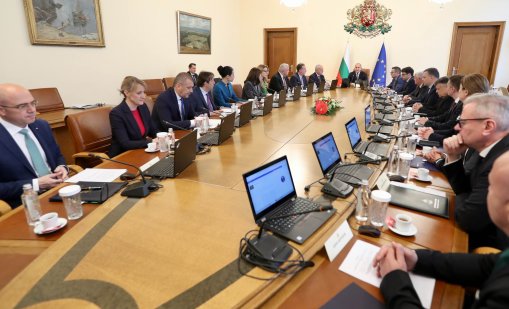 ДБ оцени първите 100 дни на Радев: Провал с цените, изолация в ЕС