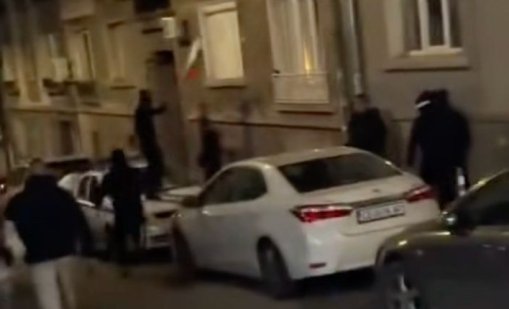 Младежи "празнуваха" Трети март скачайки върху патрулка ВИДЕО