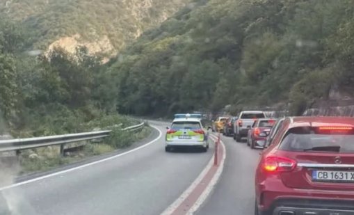 Тежка катастрофа затвори Е-79 в Кресненското дефиле, дете е затиснато в автомобил, 