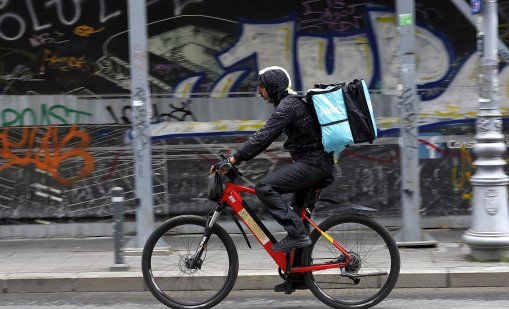 Затягане на коланите: Доходите на румънците падат, разходите растат