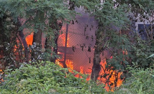 В кадър: Пожар избухна между "Младост" и "Малинова долина"