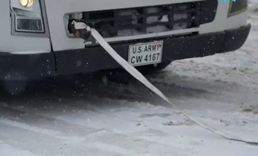 Камион от американски военен конвой закъса в снега преди Дунав мост