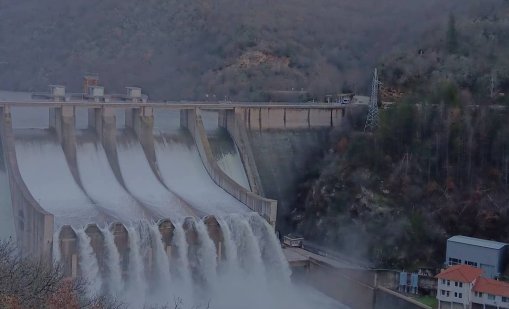 Язовир &ldquo;Ивайловград&ldquo; прелива,  опасност за населението няма ВИДЕО