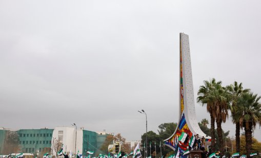 Година след бягството на Башар Асад, Сирия се бори да се възроди