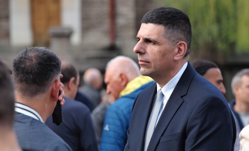 ДБ към Радев: За снимките сме в Париж, а столът ни на масата е празен