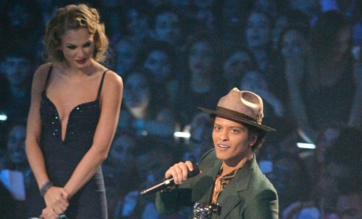 Бруно Марс намекнал, че Тейлър Суифт е бездарна? 