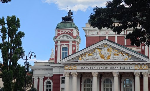 СО за хорото пред Народния театър: Не му е мястото там