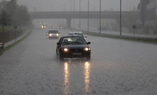 Червен код в три области за порои и наводнения днес и утре