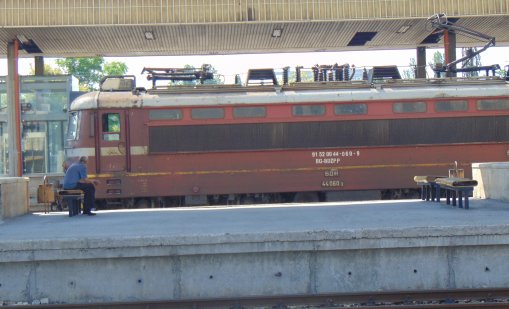 Влак прегази легнал на релсите в Пловдив 