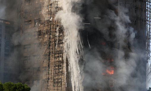 Мрежите на сградите, които пламнаха в Хонконг, не отговаряли на изискванията