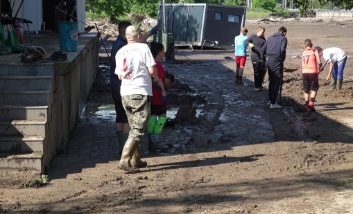Пълен абсурд: Глобяват доброволци, помагащи при бедствия, за незаконен труд 