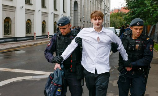 Полицията в Москва арестува близо 35 подрръжници на "Яблоко" ВИДЕО