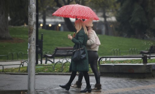 Времето днес: Чадърите да са под ръка, отново ще вали