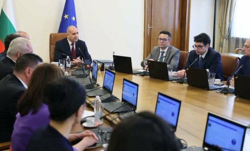 Кабинетът "Радев" замразява минималната заплата на 620,20 евро до 2028 г.