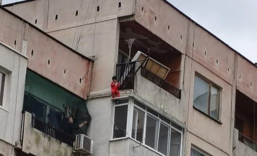 Увисналото от осмия етаж дете в Ямбол и сестра му се събират отново днес