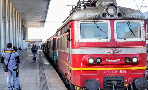 Две 20-годишни момичета скочиха от прозореца на влак, изпуснали си спирката