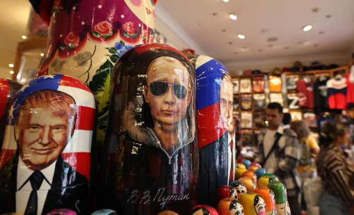 Тръмп и Путин, но като матрьошки, са хит в Москва 