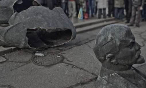 Казахстан срещу съветското минало: Събориха паметник на Ленин 