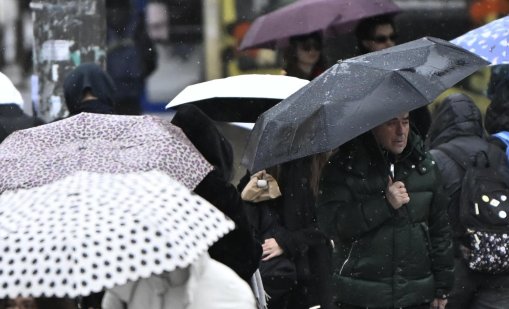 Обрат във времето, облачно и валежи от дъжд утре