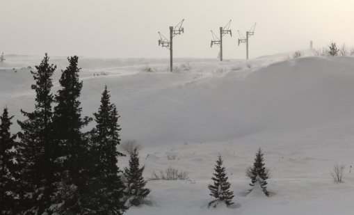 В планините е облачно и вали сняг, пистите работят