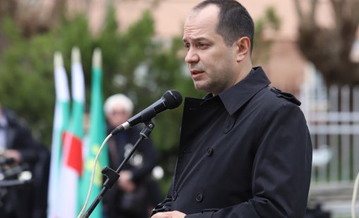 Кметът на Враца ще съди протестиращи за издевателство над семейството му 