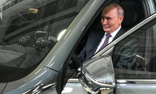 Путин зад волана на "Волга": Управлява се много добре, може дори с един пръст ВИДЕО