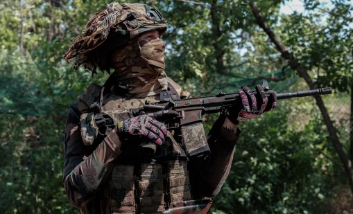 Руски командири продават модерните оръжия на черния пазар, войниците с автомати от 70-те