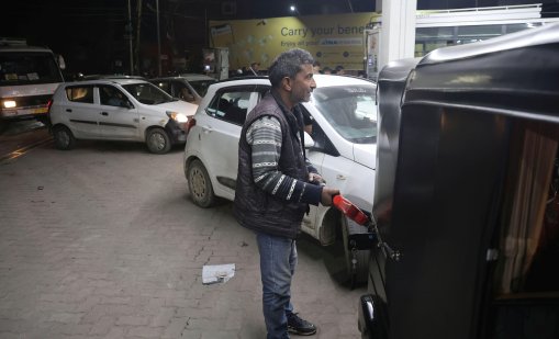 Индия ускорява покупките на руски петрол въпреки глобалния натиск