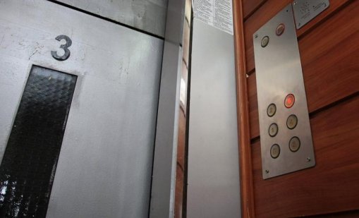 Проблем в РИК-Благоевград: Председателят и секретарката заседнаха в асансьор