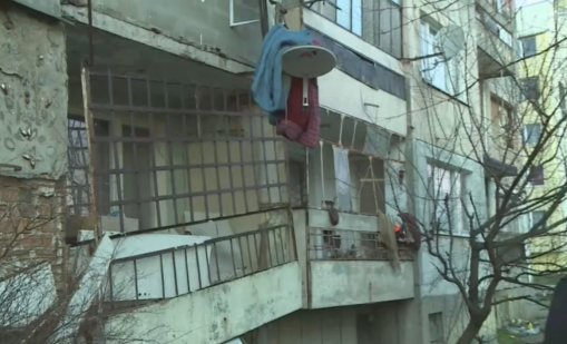 Срутиха се четири тераси на блок в Силистренско