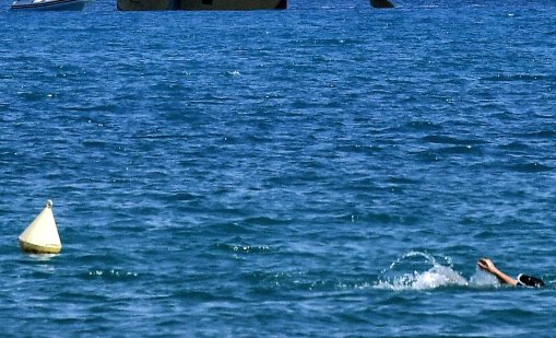 Силен вятър отнесе българи в морето край остров Лимнос, спасиха ги