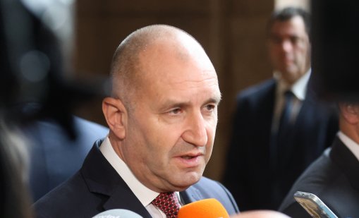 Ако Румен Радев се явява на избори, трябва да вземе готова партия