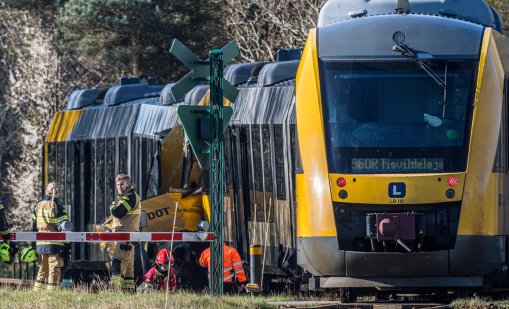 Четирима души са в тежко състояние след сблъсък на два влака в Дания СНИМКИ