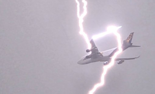 Светкавица удари самолет над Варна