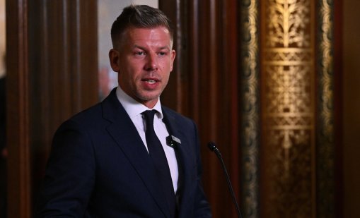 Мъж заплю унгарския премиер Петер Мадяр на гара в Будапеща