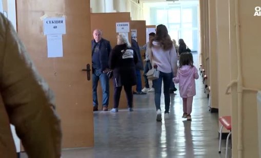 Млади родители заведоха децата си до урните в изборния ден ВИДЕО