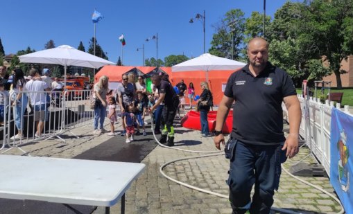 Конна полиция и кучета митничари на детско изложение в София