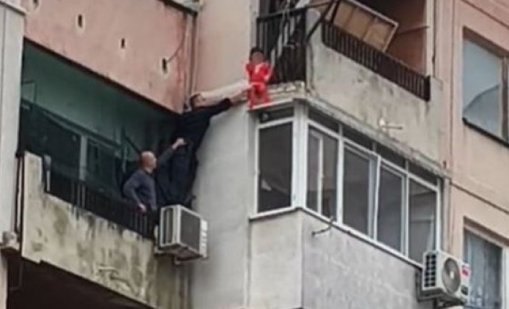 Полицаите, спасили детето в Ямбол: Рискът детето да падне беше много висок