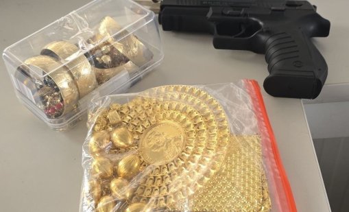 Митничари задържаха газов пистолет и злато на Калотина
