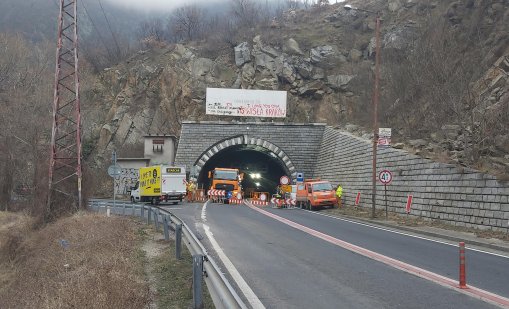 АПИ: Свлачище затвори лента за движение в Кресненското дефиле