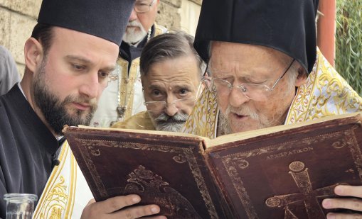 Вярващи викали "Анатема" на Вартоломей в Рилския манастир ВИДЕО